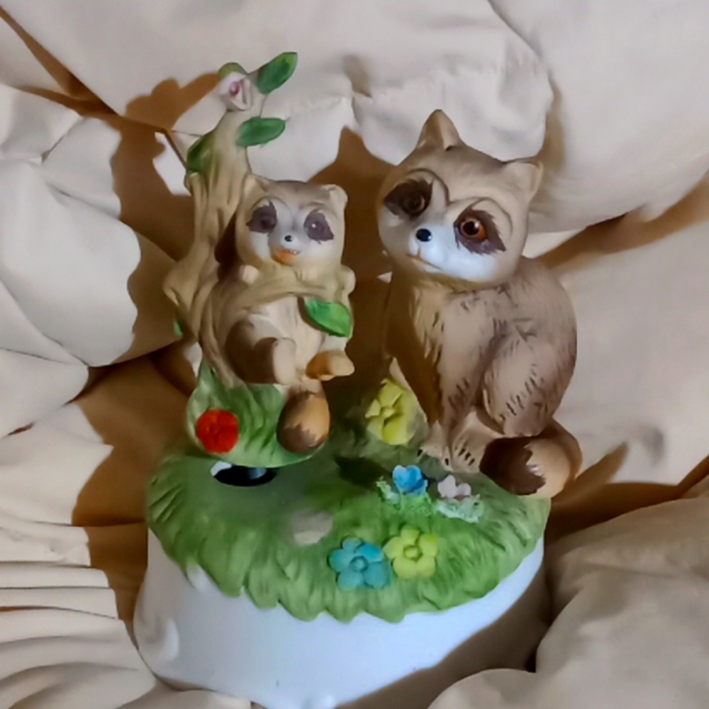 VINTAGE 1980 MSR IMPORTS MUSIC BOX